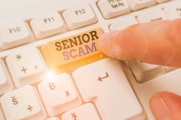 Tulisan kata Senior Scam. Konsep bisnis untuk skema penipuan menargetkan gaya hidup dan tabungan orang tua . — Stok Foto