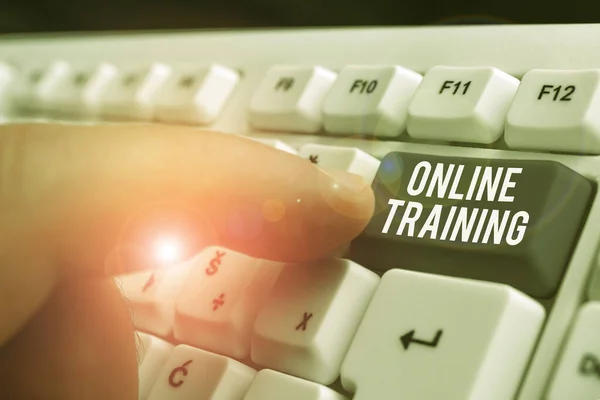 オンライントレーニングを示す概念的な手書き。コンピュータベースのトレーニング距離または電子学習を紹介するビジネス写真. — ストック写真