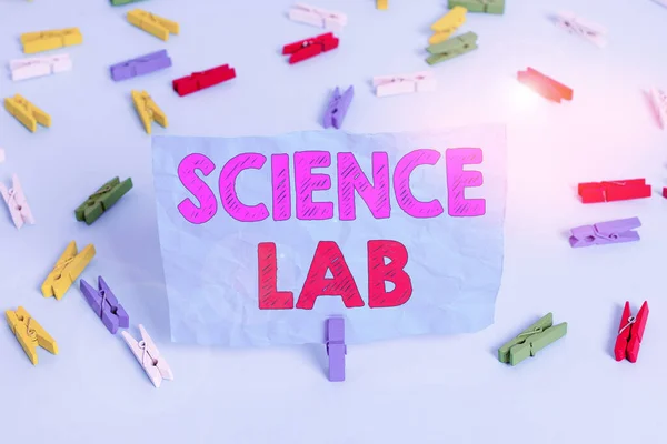 Texte d'écriture de mots Science Lab. Concept d'entreprise pour installation spéciale où les expériences sont faites et avec l'équipement Papiers à pinces à linge colorés rappel vide fond bleu épingle de bureau . — Photo