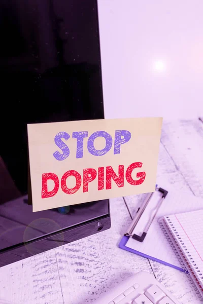 Segnale che mostra Stop Doping. Foto concettuale non utilizzare vietato uso atletico perforanalysisce migliorare farmaci Nota carta nastrata a schermo nero vicino tastiera e fermo . — Foto Stock
