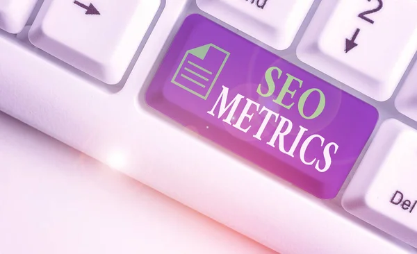 Schrijfbriefje met Seo Metrics. Zakelijke foto presentatie meten van de perforatie analyse van de website voor organische zoekresultaten. — Stockfoto