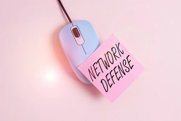 Escritura manual conceptual que muestra Network Defense. Texto de la foto de negocios facilita proteger y defender la información de la interrupción Vaciar la barra de papel de nota al ratón de la computadora sobre un telón de fondo pastel . — Foto de Stock