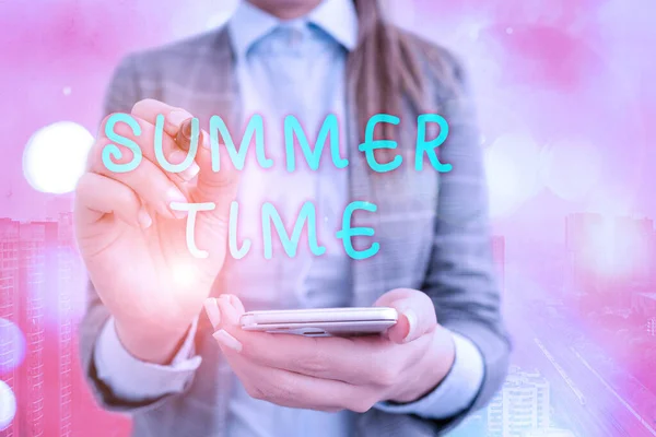 Sinal de texto mostrando hora de verão. Foto conceitual estação mais quente do ano Temporada de verão ou período como verão . — Fotografia de Stock