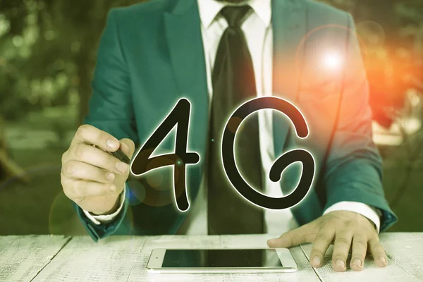 Написання тексту почерком 4G. Концепція означає Мобільний стандарт зв'язку Бездротовий доступ до Інтернету на більш високій швидкості Бізнесмен тримає ручку і очки в копіювальному просторі . — стокове фото