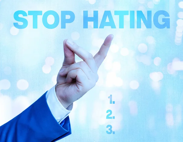 Escrevendo um bilhete mostrando Stop Hating. Foto de negócios mostrando para deixar cair todos os padrões e de todo o coração concordar sem dúvida . — Fotografia de Stock