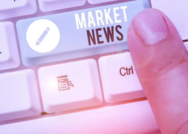 Escrevendo uma nota mostrando Market News. Foto de negócios mostrando Aviso Comercial Relatório Comercial Atualização de Mercado Insight Corporativo . — Fotografia de Stock