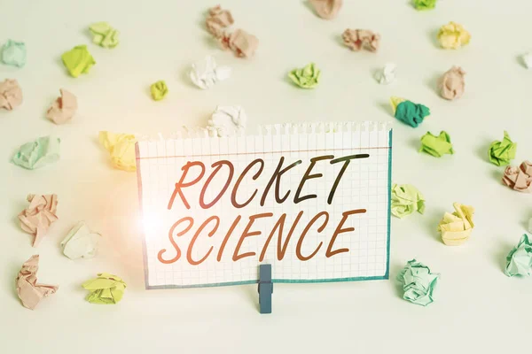 Pisanie tekstu Rocket Science. Koncepcja biznesowa dla trudnej działalności, że trzeba być inteligentnym, aby zrobić kolorowe pogniecione papiery puste przypomnienie biały podłoga tło szpilka. — Zdjęcie stockowe