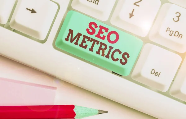 Tekst schrijven Seo Metrics. Bedrijfsconcept voor het meten van de perforanalyse van de website voor organische zoekresultaten. — Stockfoto