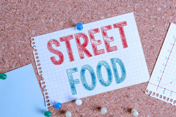 Tulisan tangan konseptual menunjukkan Street Food. Teks foto bisnis memasak makanan yang dijual oleh para PKL di jalan atau di tempat umum lainnya Papan iklan kertas ukuran papan tulis thumbtack lembar kertas . — Stok Foto