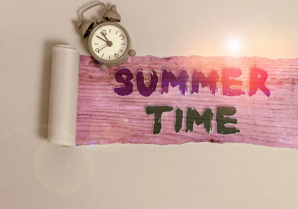 Texto de escritura Hora de verano. Concepto que significa la estación más cálida del año Temporada de verano o período como el verano . —  Fotos de Stock