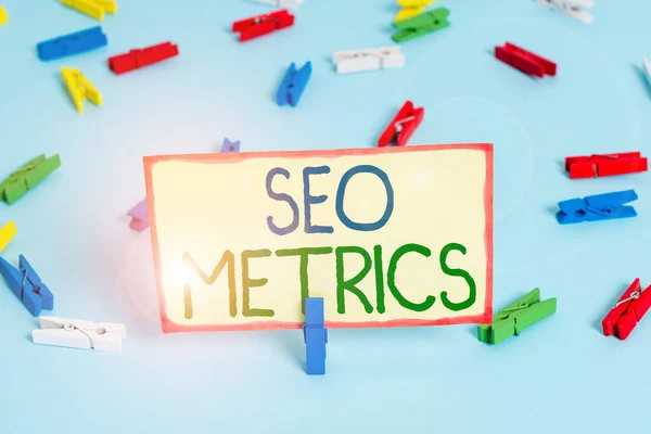 Handschrift tekst Seo Metrics. Concept betekent meten van de perforanalyse van de website voor organische zoekresultaten Gekleurde wasmachinepapieren lege herinnering blauwe vloer achtergrond kantoor pin. — Stockfoto