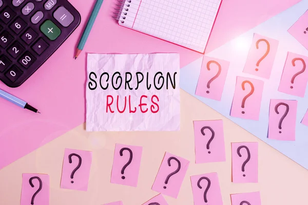 Написання тексту Scorpion Rules. Концепція означає "Дистопічний молодий дорослий роман" Ерін Боу в'язні миру Математичні речі і письмове обладнання над пастельними кольорами. — стокове фото