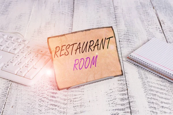 レストランルームを示すテキスト記号。調理され提供される食事を座って食べるために支払うことを示す概念的な写真ノートペーパーは、コンピュータキーボードと数学シートの間のバッファワイヤ上に立つ. — ストック写真