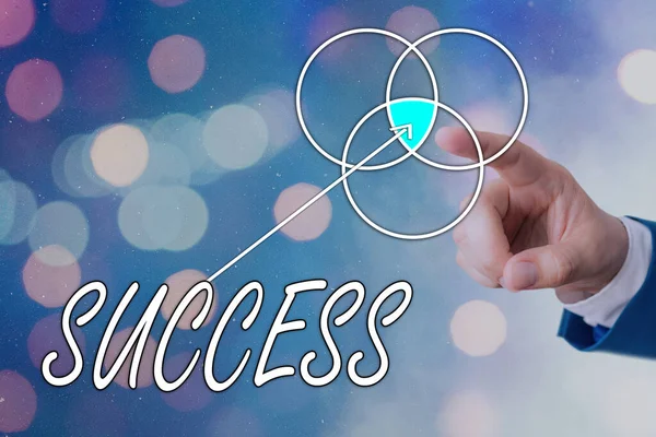 Writing note showing Achieving Success. Business photo showcasing Growth success concept. Plan to increase positive indicators in the business. Developing the business to achieve maximum potential — Stockfoto
