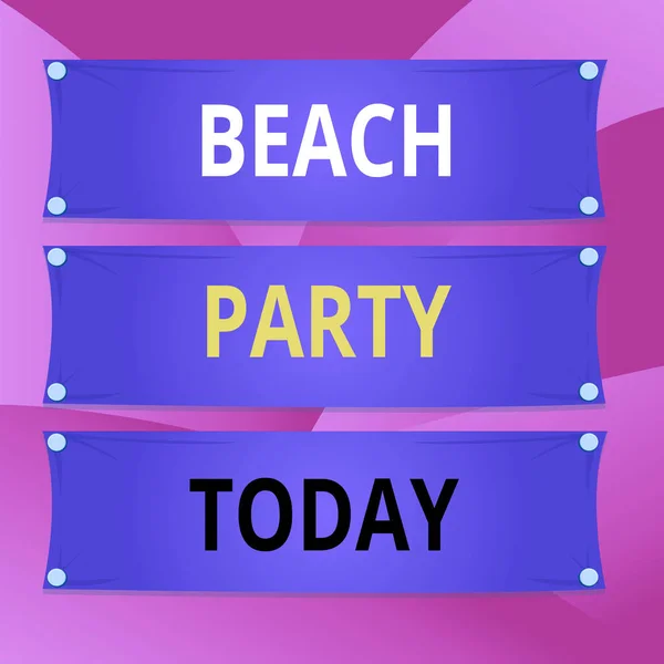 Scrivere testi a mano Beach Party. Concetto significa grande gruppo di mostrando stanno organizzando un evento in spiaggia Pannello di legno allegata chiodo colorato sfondo rettangolo legname legno . — Foto Stock