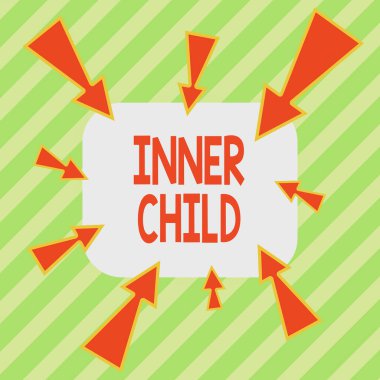 Inner Child 'ı gösteren bir not yazıyorum. İş fotoğrafında genellikle bir göstergenin gizli parçası olan çocuksu görünümü asimetrik düzensiz şekilli çok renkli nesne tasarımı gösterilir.