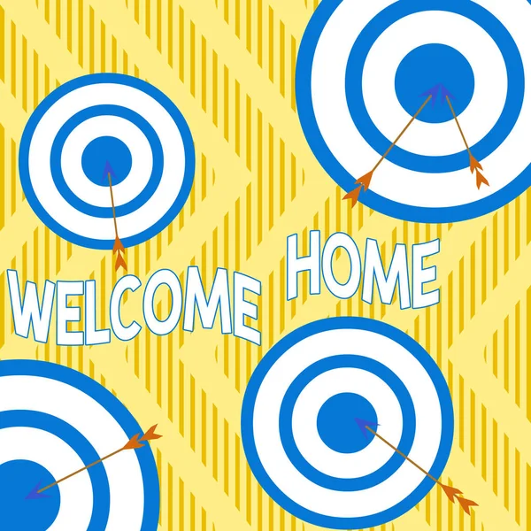 Signo de texto que muestra Welcome Home. Foto conceptual: una recepción suele celebrar el regreso a casa de una flecha demostrativa y un objetivo redondo dentro de un diseño multicolor de objeto asimétrico . — Foto de Stock