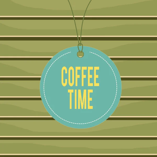 Scrittura concettuale a mano che mostra Coffee Time. Testo della foto aziendale un breve periodo di tempo in cui si smette di lavorare per riposare Stringa di etichette rotondo tag vuoto sfondo colorato piccola forma . — Foto Stock