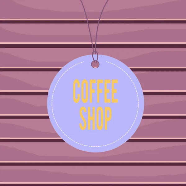 Kahve dükkanını gösteren kavramsal el yazısı. İş fotoğrafı metni. Kahve ve hafif içecek servisi yapan küçük gayri resmi restoran. Etiket sicimi boş etiketli arka plan.. — Stok fotoğraf