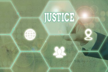 Adaleti gösteren bir not yazıyorum. Çelişkili iddiaların ya da görevlerin tarafsız şekilde ayarlanmasını gösteren iş fotoğrafı.