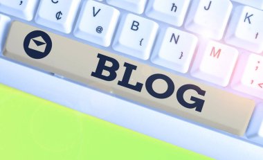 Blog gösteren kavramsal el yazısı. Bireysel veya grup tarafından işletilen düzenli olarak güncellenen web sitesi web sayfasını gösteren iş fotoğrafı.
