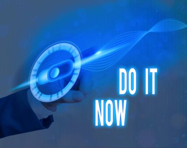 Şimdi Yap'ı gösteren metin işareti. Kavramsal fotoğraf tereddüt etmeyin ve hemen çalışmaya veya şeyler yapmaya başlayın.