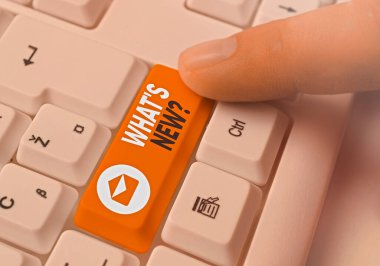 Yeni Soru 'yu gösteren metin işareti. Birisine güncel olayları hakkında soru sorduğunuzda kavramsal fotoğraf.