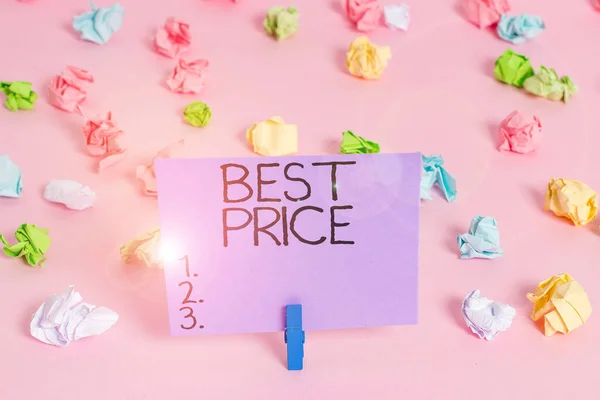Handschriftliches Textschreiben zum besten Preis. Konzept bedeutet den niedrigsten oder besten Preis, dass ein Käufer etwas für farbige zerknüllte Papiere kaufen kann leere Erinnerung rosa Fußboden Wäscheklammer. — Stockfoto
