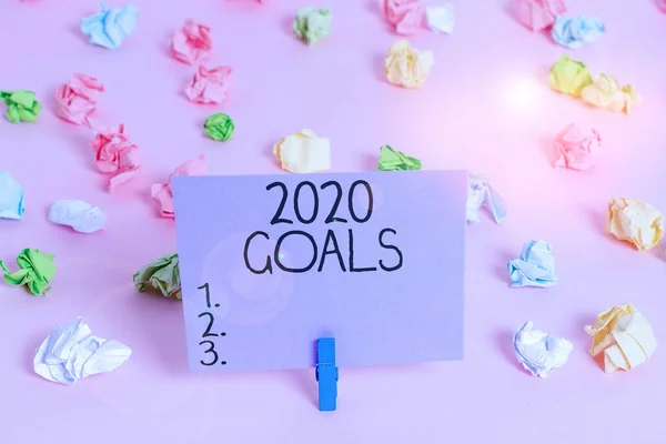 글씨쓰기 2020 목표. 컨셉은 당신이하려고 하거나 달성하려고 하는 것을 의미 합니다. 올해는 색깔이 구겨진 종이가 비어 있습니다. 핑크 색 바닥 배경을 상기 시켜 줍니다.. — 스톡 사진