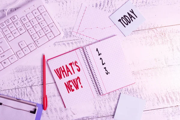 Handschrift tekst schrijven Whats New Question. Concept betekent als je iemand vraagt over zijn huidige live evenementen acties Houten bureau kantoorapparaat computer apparatuur grafiek nummers papier slot. — Stockfoto