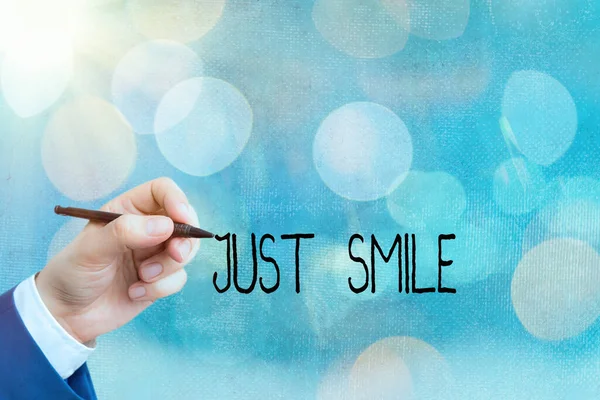 Scrittura concettuale a mano che mostra Just Smile. Business photo text assume un'espressione facciale che indica piacere o divertimento . — Foto Stock