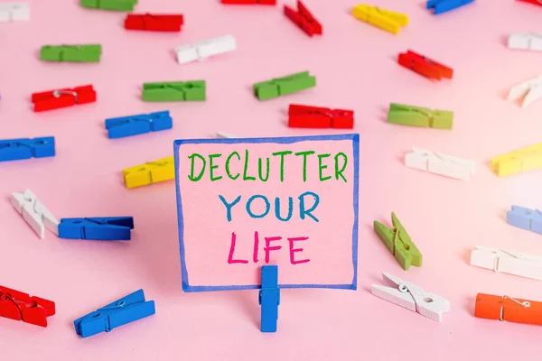 Szóírás sms Declutter Your Life. Üzleti koncepció Az idegen dolgok vagy információk kiküszöbölésére az életben Színes ruhaszárító papírok üres emlékeztető rózsaszín padló háttér iroda pin. — Stock Fotó