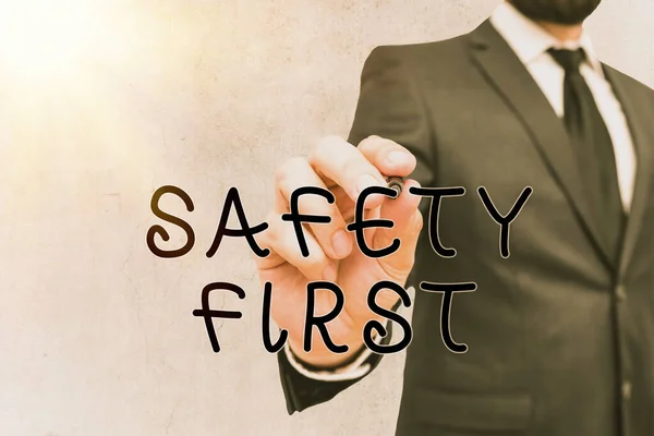 Pisanie notatki pokazano bezpieczeństwo First. Business Photo gablota kiedyś powiedzieć, że najważniejszą rzeczą jest być bezpieczne. — Zdjęcie stockowe