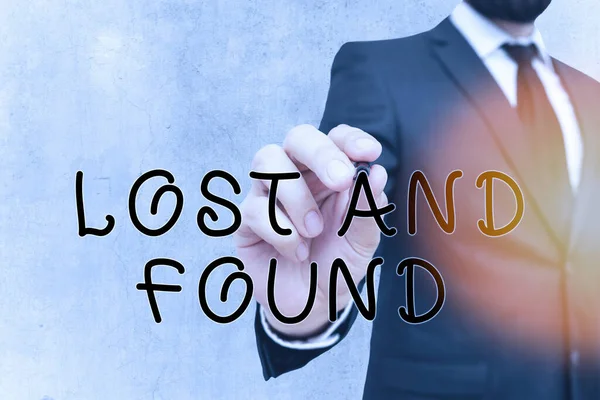 Escrevendo um bilhete mostrando Lost And Found. Foto de negócios mostrando um lugar onde os itens perdidos são armazenados até que eles recuperados . — Fotografia de Stock