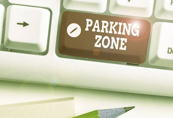 Текстовий знак із зображенням зони паркування. Концептуальна фотографія простору, де автомобіль може бути припаркований. — стокове фото