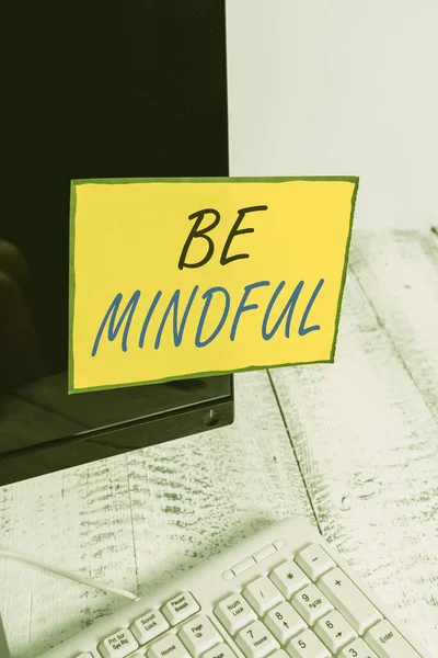 Escribir una nota que muestre Ser Consciente. Foto de negocios mostrando prestando mucha atención o siendo consciente de algo Pantalla de monitor de computadora de papel notación cerca del teclado blanco . — Foto de Stock