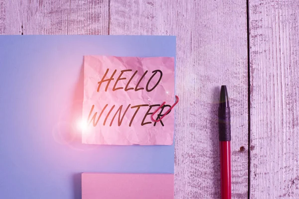 Signo de texto que muestra Hello Winter. Foto conceptual temporada más fría del año en zonas polares y templadas Papel y cartón arrugado más papelería colocada sobre fondo de madera . —  Fotos de Stock