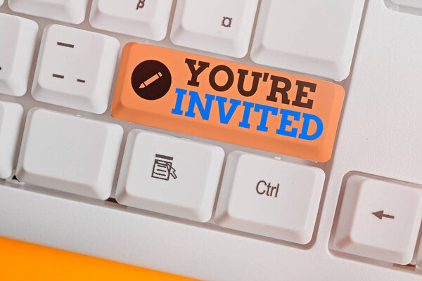 Знак с надписью You Re Invited. Концептуальное фото сделать вежливый дружеский запрос к кому-то пойти куда-нибудь
.