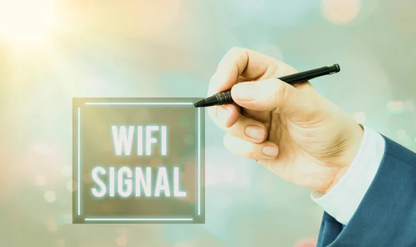 Escrita de mão conceitual mostrando Wifi Signal. Texto de foto de negócios fornecer internet de alta velocidade sem fio e conexões de rede . — Fotografia de Stock