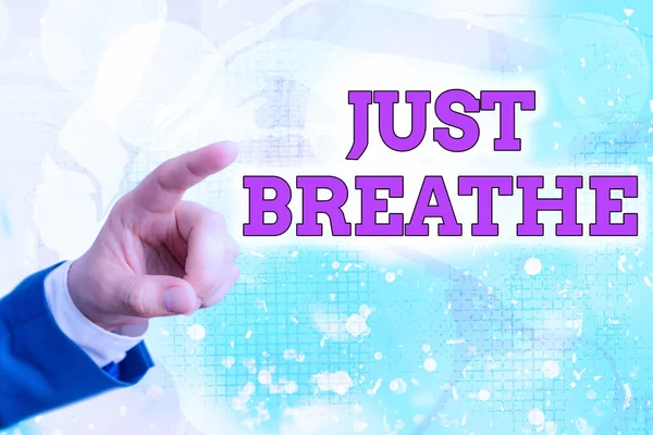 Escrevendo uma nota mostrando Just Breathe. Foto de negócios mostrando Faça uma pausa em um dia estressante Para superar dificuldades Relaxe . — Fotografia de Stock