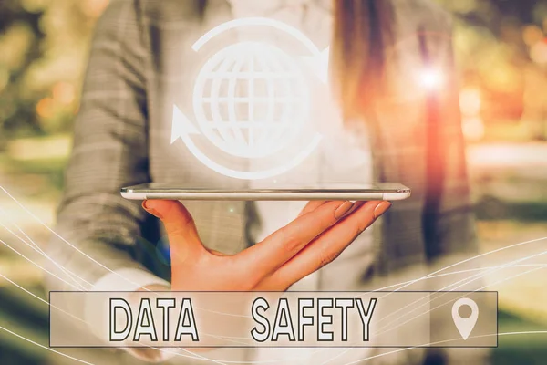 Konceptualny ręczny zapis pokazujący bezpieczeństwo danych. Tekst zdjęcia biznesowego dotyczy ochrony danych przed utratą przez zapewnienie bezpiecznego przechowywania. — Zdjęcie stockowe