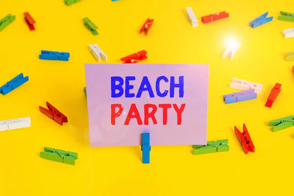 Scrivere testi a mano Beach Party. Concetto che significa grande gruppo di mostrare stanno organizzando un evento in spiaggia colorati cartine clothespin vuoto promemoria giallo pavimento fondo ufficio . — Foto Stock