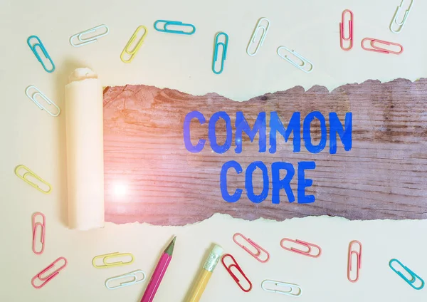 Írócetli a Common Core-ról. Üzleti fotó bemutatása egyetemi szabványok a matematika és az angol nyelv. — Stock Fotó