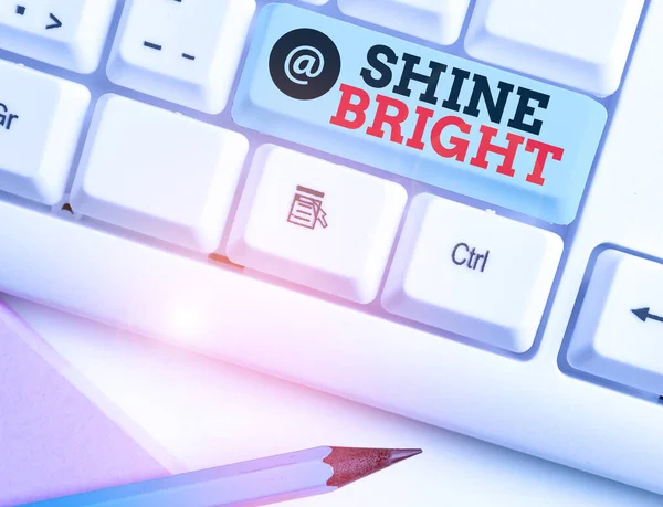 Signo de texto que muestra Shine Bright. Foto conceptual hacer un esfuerzo para vivir normalmente cuando en una situación difícil . — Foto de Stock