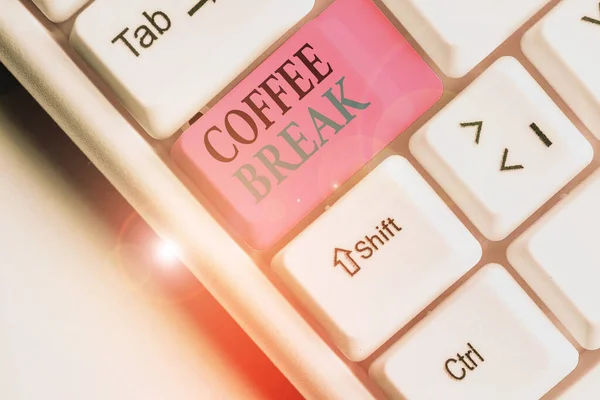 文字写作，咖啡休息时间。当你停止工作去喝杯咖啡时，短暂的商业概念. — 图库照片