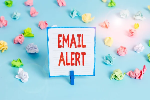 Handschriftlicher Text E-Mail-Alarm. Konzept bedeutet E-Mails automatisch generiert nd an bestimmte Empfänger gesendet Bunte zerknüllte Papiere leer Erinnerung blauer Fußboden Hintergrund Wäscheklammer. — Stockfoto