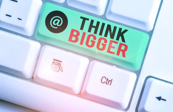 Escritura a mano conceptual mostrando Think Bigger. Texto de la foto de negocios ser capaz de soñar y visualizar lo que puede lograr . — Foto de Stock