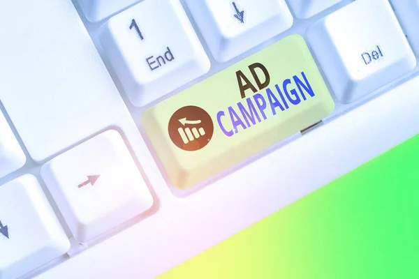 Sinal de texto mostrando Campanha de anúncios. Foto conceitual um curso de ação organizado para promover um produto ou serviço . — Fotografia de Stock