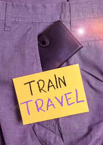 Píšu zprávu o cestování vlakem. Obchodní foto show, aby se cesta na velkou vzdálenost pomocí železniční tranzit Malá peněženka uvnitř přední kapsy kalhot v blízkosti notace papíru. — Stock fotografie