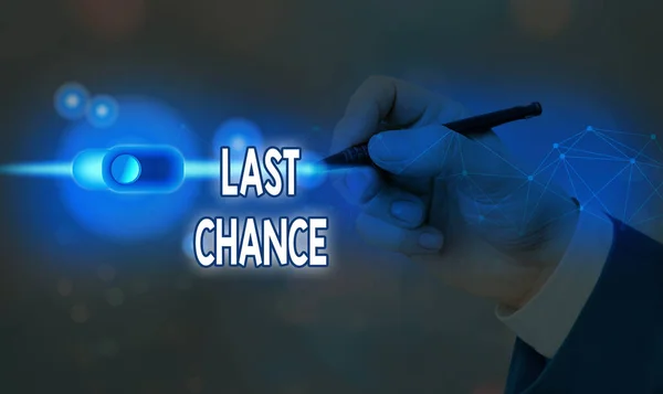 Texto de caligrafia Last Chance. Conceito que significa uma situação considerada a última oportunidade de sucesso . — Fotografia de Stock